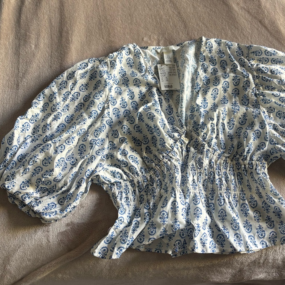 H&M V-Neck Blouse 🩵🤍 - Picture 6 of 8